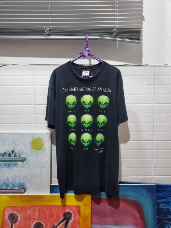90&#039;s VINTAGE &quot;THE MANY MOODS OF AN ALIEN&quot; T-shirt